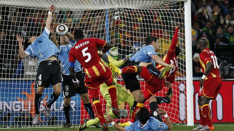 Geen excuses Suárez voor befaamde handsbal: 'Ik heb die penalty niet gemist'