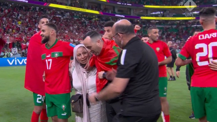 Prachtige beelden: Boufal danst met zijn moeder na Marokkaans WK-succes