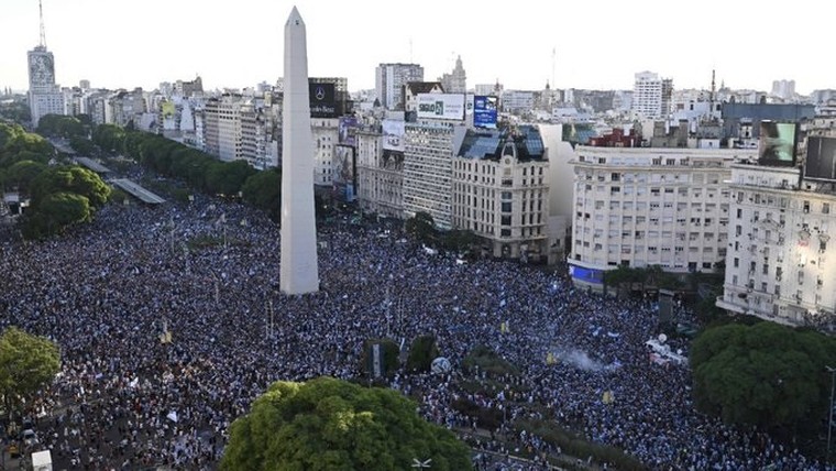 Messi-mania: fascinerende beelden van overvolle straten in Buenos Aires
