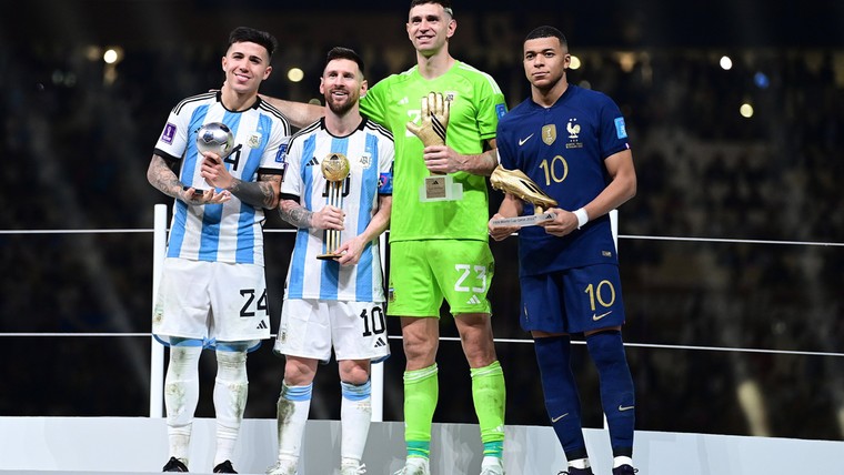 Martínez viert prijs voor Beste Keeper van WK op opmerkelijke wijze