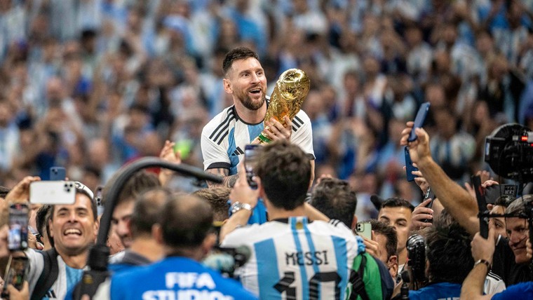 Messi gaat met wereldbeker in zijn handen in op toekomstplannen