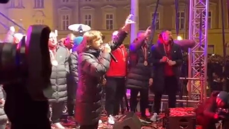 Zingende Modric steelt de show tijdens grootse huldiging Kroatië