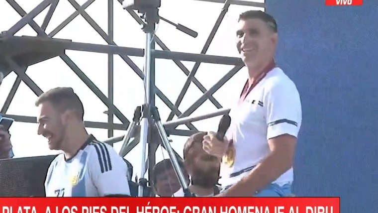Martínez laat menigte lachen en juichen na uitspraak over Van Gaal
