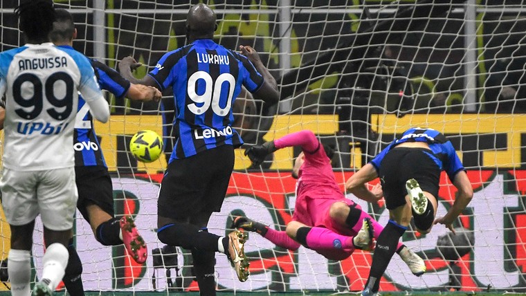 Inter berooft Napoli van ongeslagen status in Italiaanse kraker