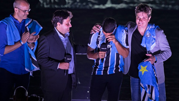 Groots spektakel bij Grêmio wordt emotionele Suárez even te veel