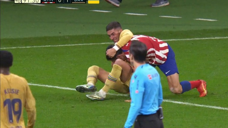 Bizarre worstelpartij levert Savic en Torres rode kaart op bij Atlético - Barça 