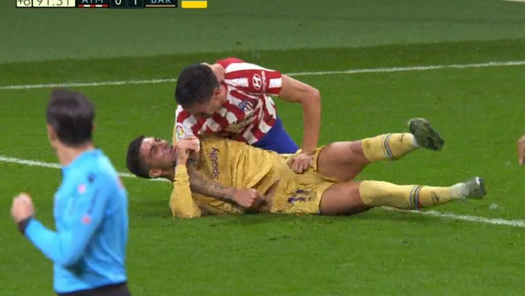 Ongeloof na worstelpartij bij Atlético-Barça: 'Beet hem bijna in zijn oor'