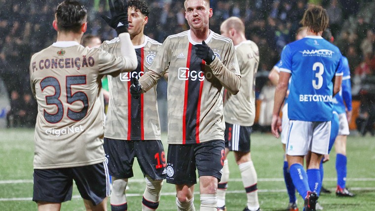 Ajax heeft eindelijk weer iets te vieren en bekert verder