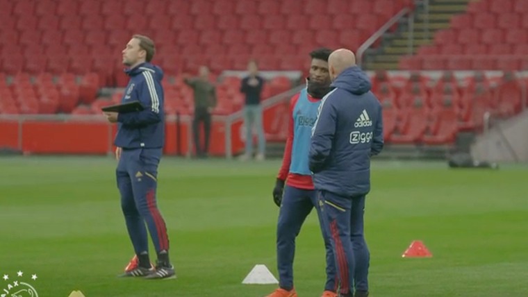 Schreuder heeft 'goed nieuws' na training in Johan Cruijff Arena