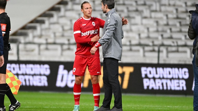 Fischer op weg naar de uitgang bij Antwerp van Van Bommel