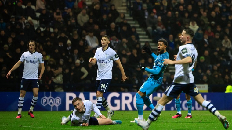 Droomdebuut Danjuma bij Tottenham: eerste doelpoging is meteen raak