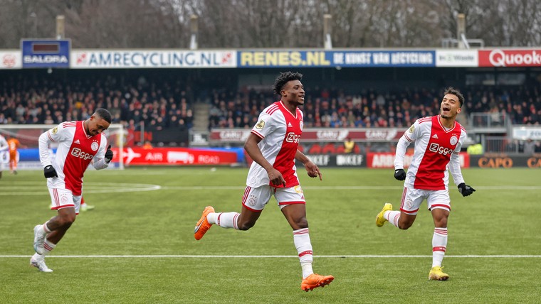 Kwetsbaar Ajax maakt in eerste duel onder Heitinga einde aan historische serie