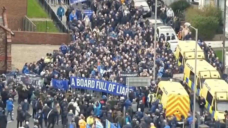 Dag vol uitersten voor Everton: na protestmars verovert Dyche de harten