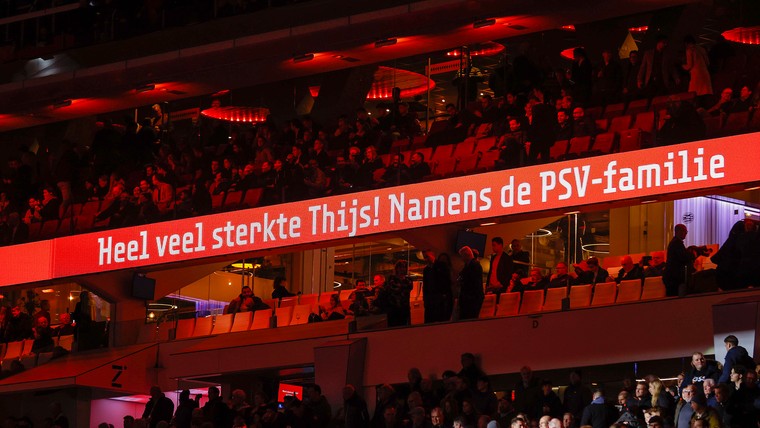Prachtige steunbetuiging aan Thijs Slegers tijdens PSV-FC Groningen