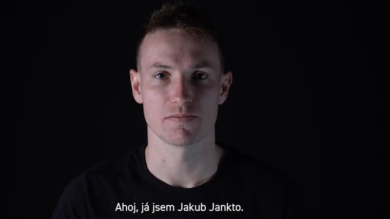 Tsjechisch international komt met filmpje op social media uit de kast