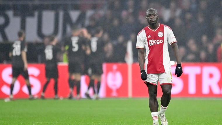 Tandeloos Ajax ontsnapt dankzij VAR aan nederlaag tegen Union