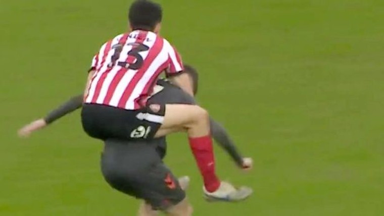 Sunderland-speler klimt op rug tegenstander: 'Iedereen weet dat ik een idioot ben'