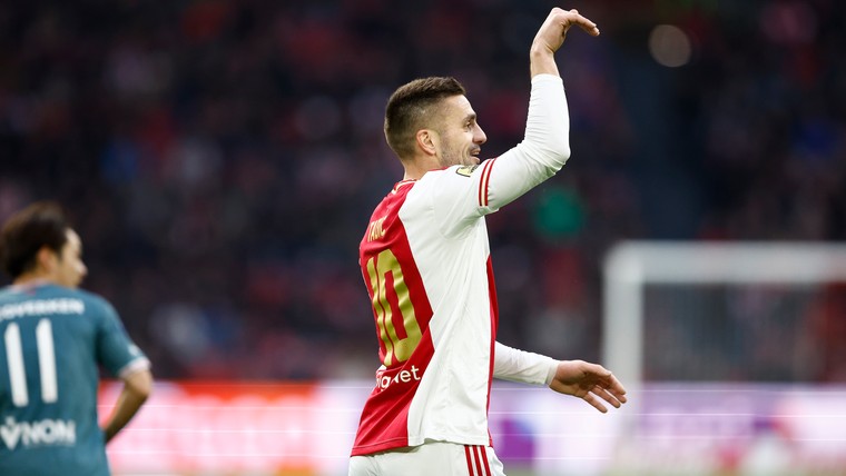 Ajax verrast Servische kinderen na honderdste doelpunt Tadic