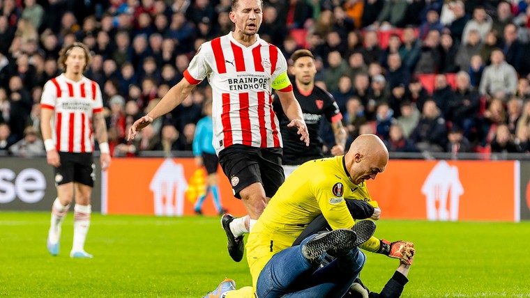 PSV moet vrezen voor straf: veldbetreder valt Sevilla-doelman aan