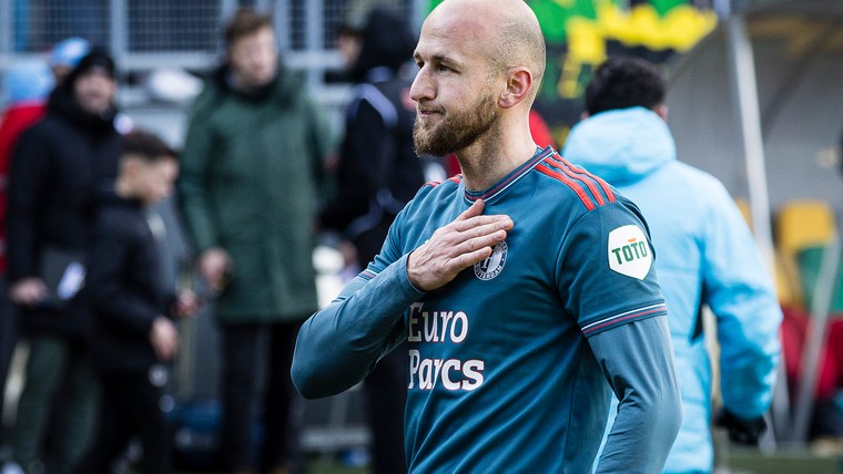 Trauner wordt naar Feyenoord-fans geduwd: 'Erg mooi om terug te zijn'