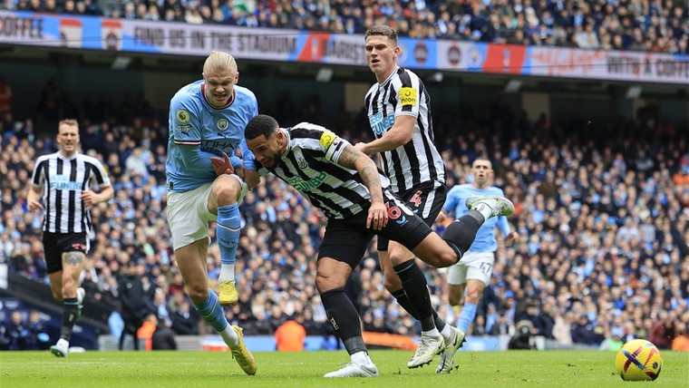 Lachende Haaland treitert Newcastle met schaamteloos tijdrekken