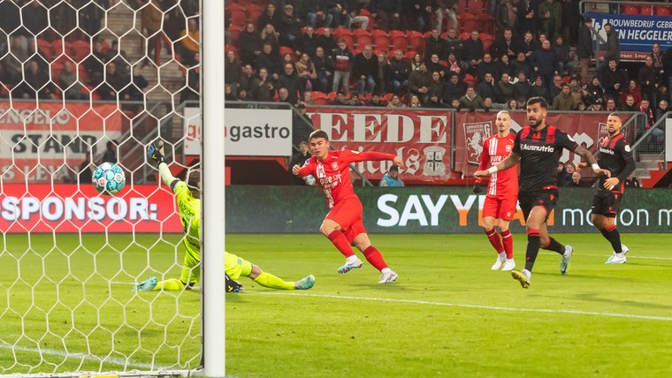 Twente geeft voorsprong uit handen in spektakelstuk tegen Heerenveen