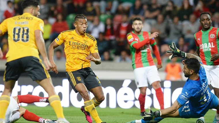 Neres maakt jonge fan dolgelukkig na dubbelslag voor Benfica