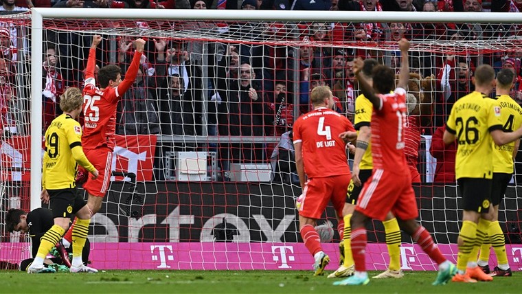 Dortmund-doelman begaat gigantische blunder in topper tegen Bayern