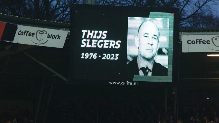 Indrukwekkend eerbetoon aan Thijs Slegers tijdens NEC - PSV