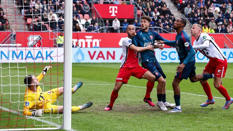 FC Twente gaat na drie afgekeurde goals kopje onder in Utrecht