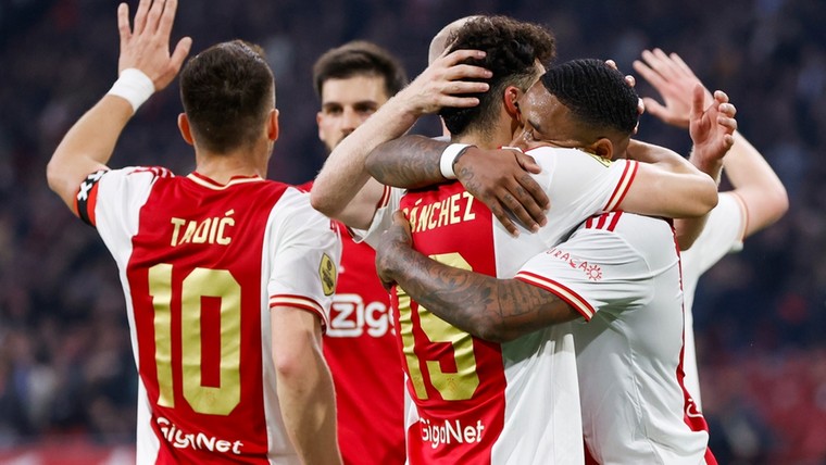 Ajax is Emmen nu wél de baas en herovert tweede plaats van PSV