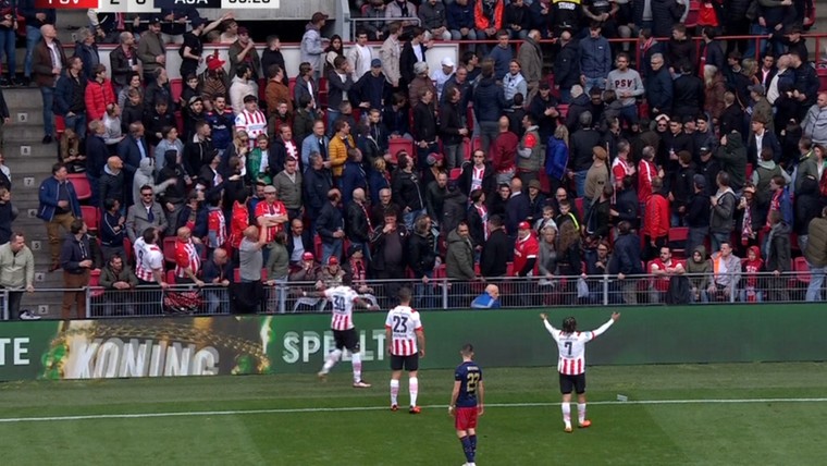 Onbegrijpelijk: PSV-spelers reageren vol onbegrip richting eigen vak na staking