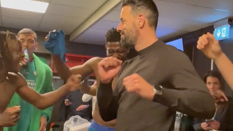 Dansende Van Nistelrooij steelt de show in kleedkamer PSV