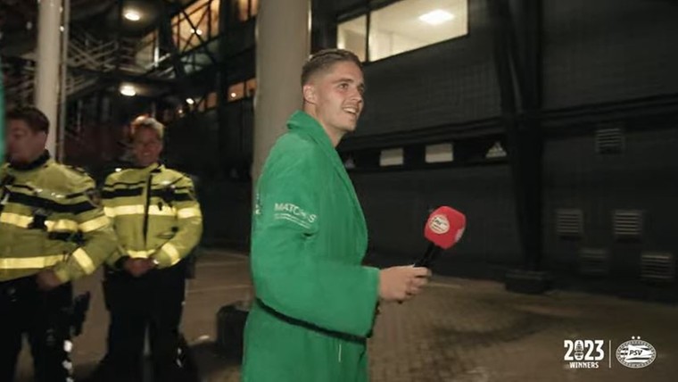 PSV deelt sfeerbeelden: reporter Veerman draagt beker op aan Drommel