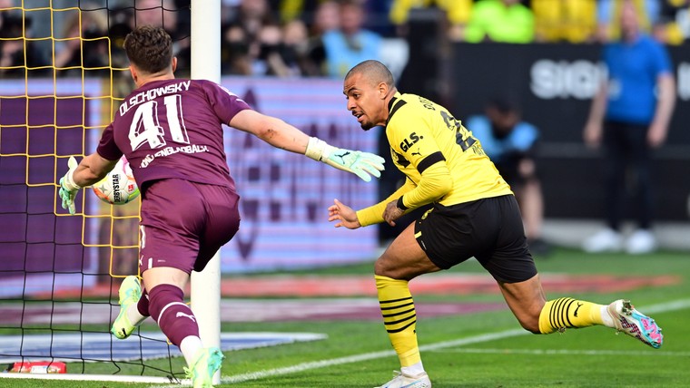 Dortmund houdt titelstrijd spannend dankzij uitblinkers Malen en Haller