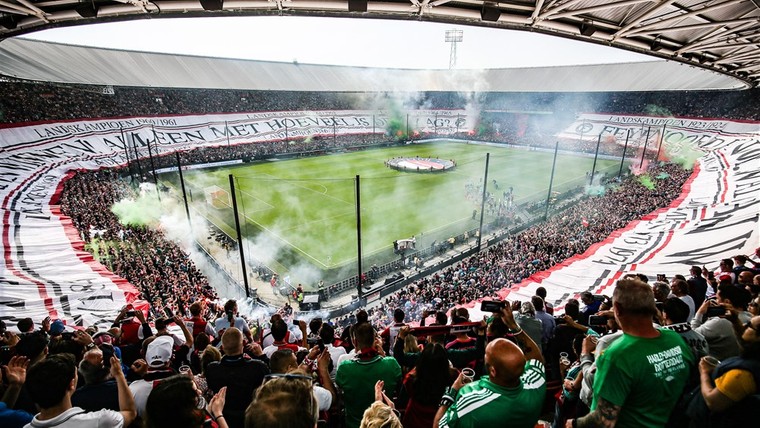 Feyenoord-fans tonen gigantisch spandoek voor kampioensduel in De Kuip