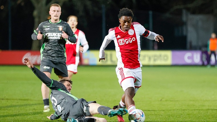 Ajax verlengt met begeerde Van Axel Dongen