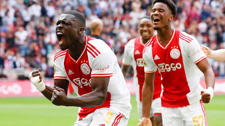 Slordig Ajax houdt AZ op afstand en morsend PSV in vizier