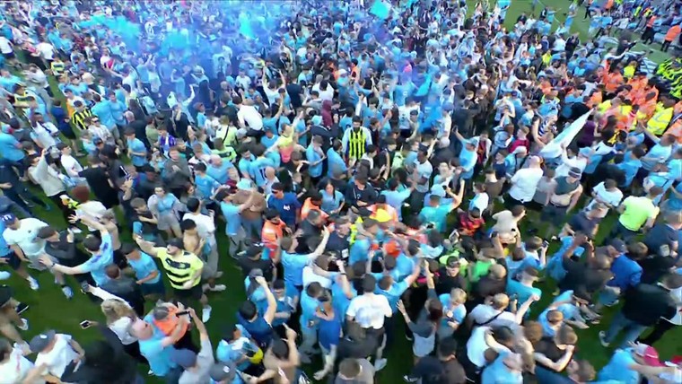 Uitzinnige City-fans bestormen het veld: Haaland en co rennen weg