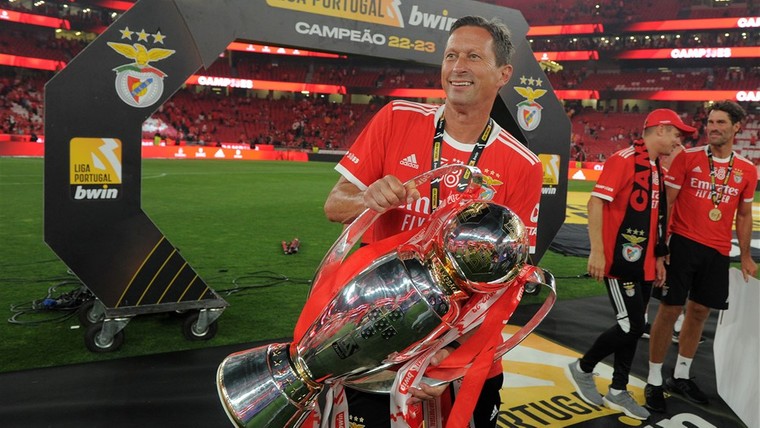 Champagnedouche voor Schmidt: 'Benfica is het mooiste dat je kan overkomen'