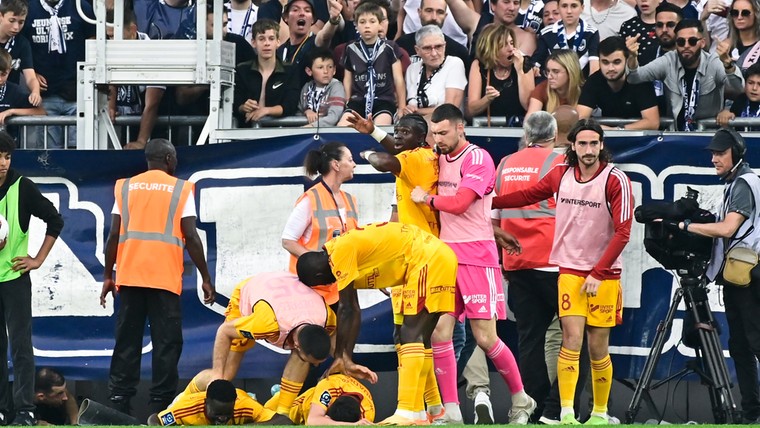 Fan duwt speler omver: cruciale Ligue 2-wedstrijd gestaakt