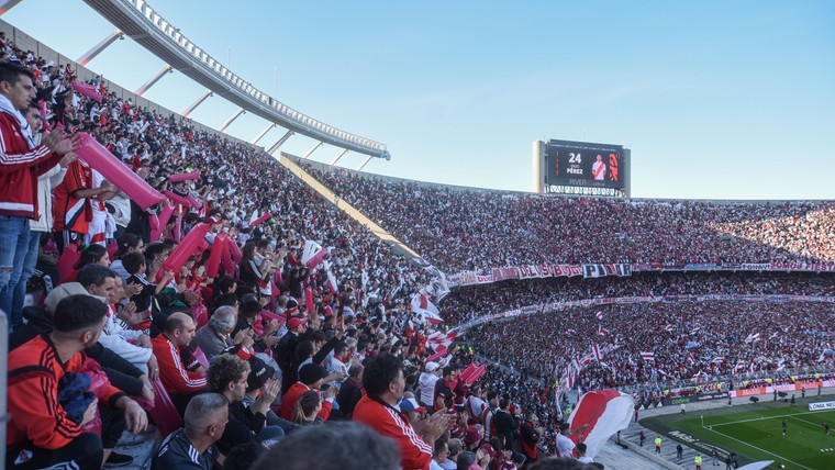 Supporter sterft na val van tribune: wedstrijd River Plate gestaakt