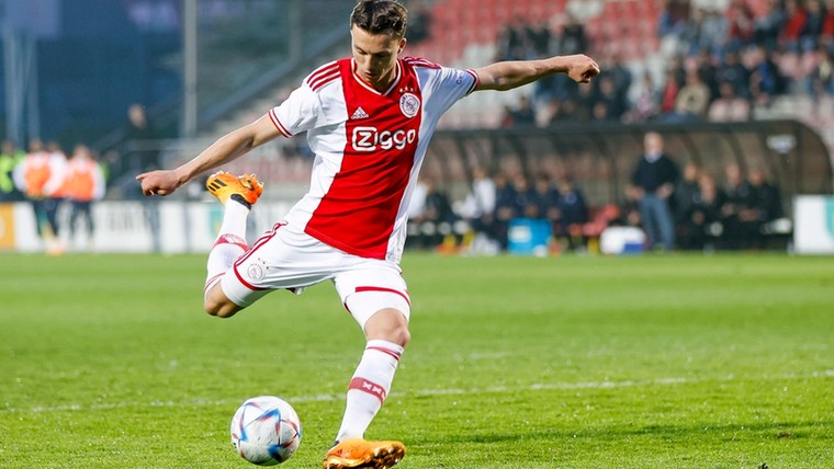 Ajax laat Regeer naar FC Twente vertrekken