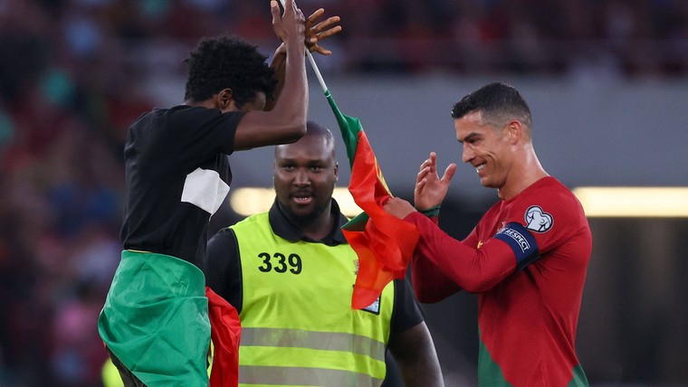 Ronaldo lacht om verrassende move van pitch invader in Lissabon