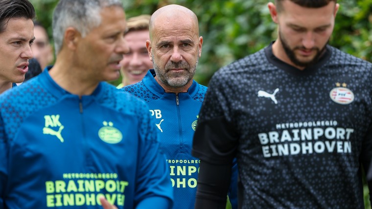 Bosz legt PSV-talenten 'grote verandering' uit: 'Dat vraagt tactisch iets anders'