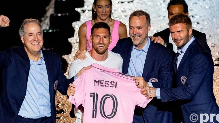 Presentatie Messi dreigt in het water te vallen, maar wordt één groot feest