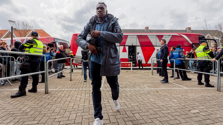 Ajax laat Bassey thuis in afwachting van transfer naar Fulham