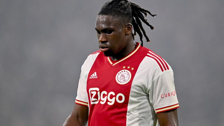 Ajax bevestigt vertrek Bassey naar Fulham