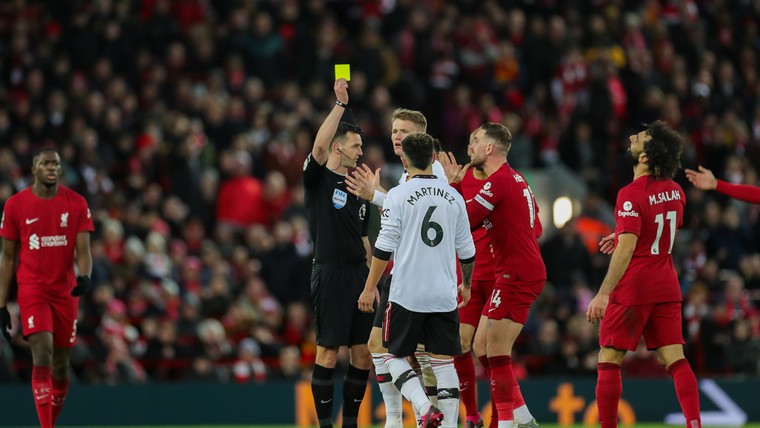 Nieuwe regels in de Premier League: arbiter omringen levert gele kaart op