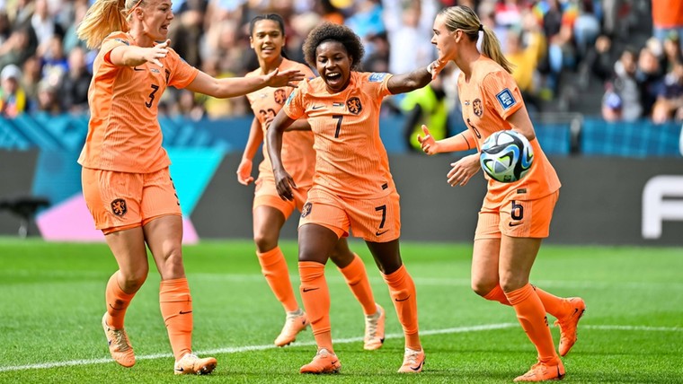 Oranje Leeuwinnen winnen van Zuid-Afrika en staan in kwartfinale WK